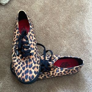 Men’ 5.5/ Women’s 7.5 Authentic Leopard Vans Sneakers. New/never worn!